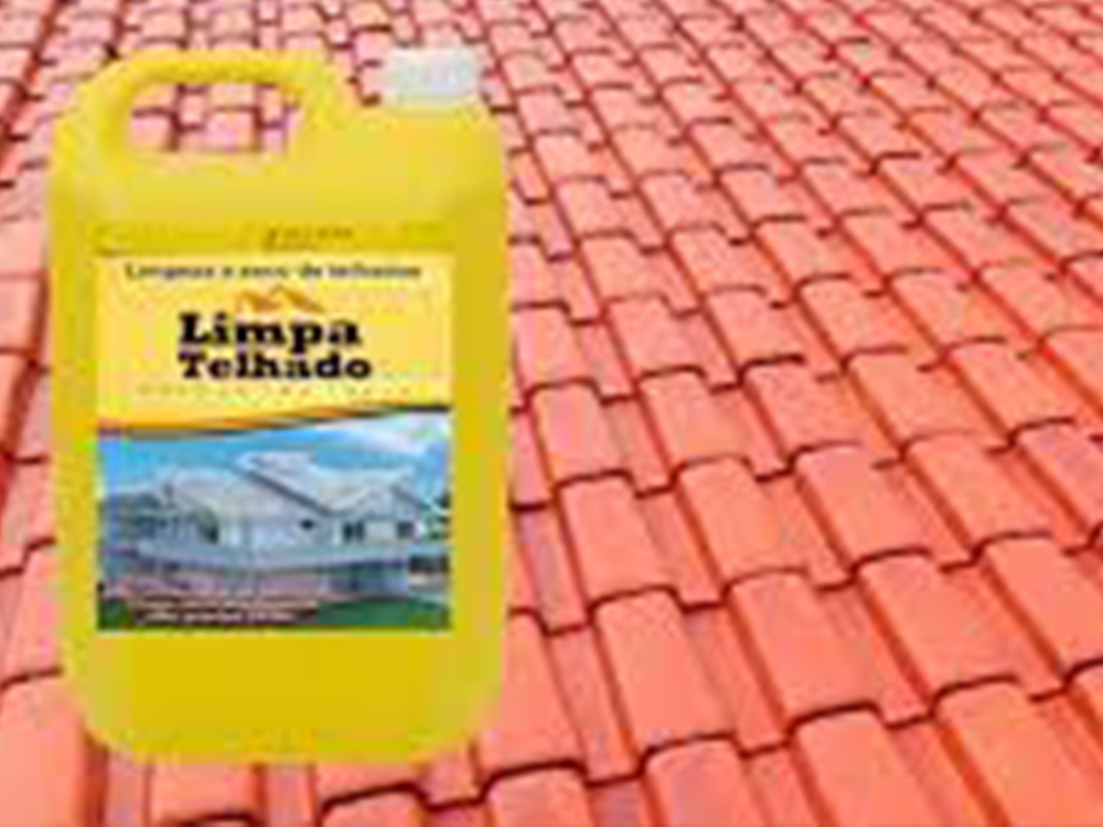 Limpeza de telhado na Vila Guarani