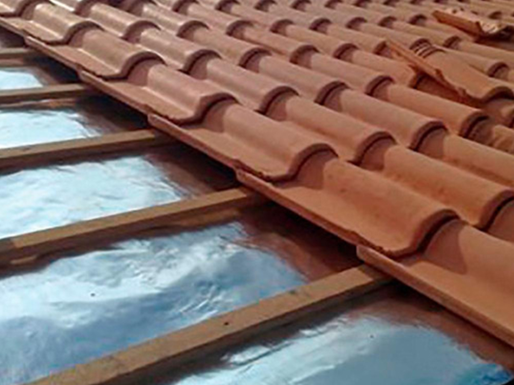 Aplicação de manta em telhado no Embu das Artes