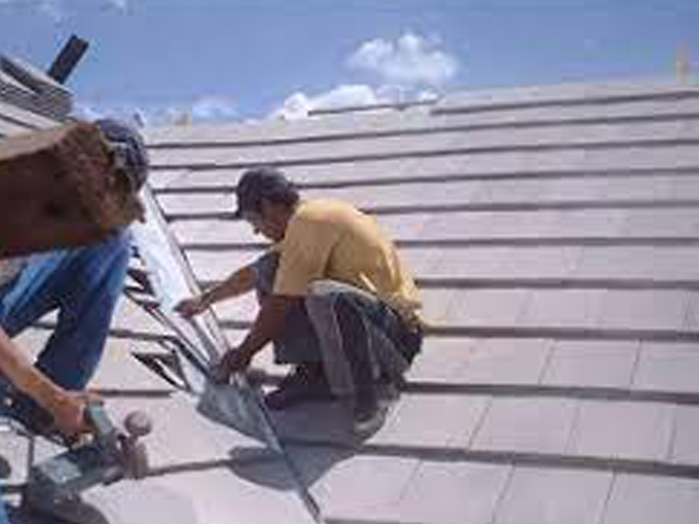 Conserto de telhado na Vila Antonieta